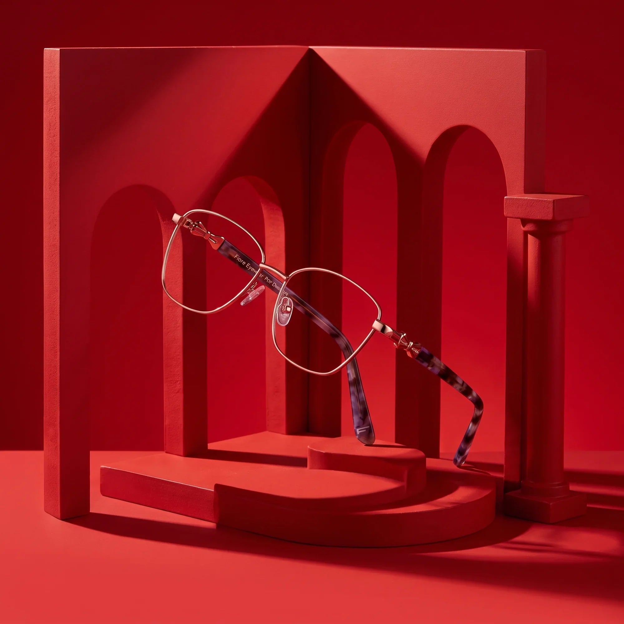 Anteojos Fiore 22115 en gold – still life among monochrome vivid red arches