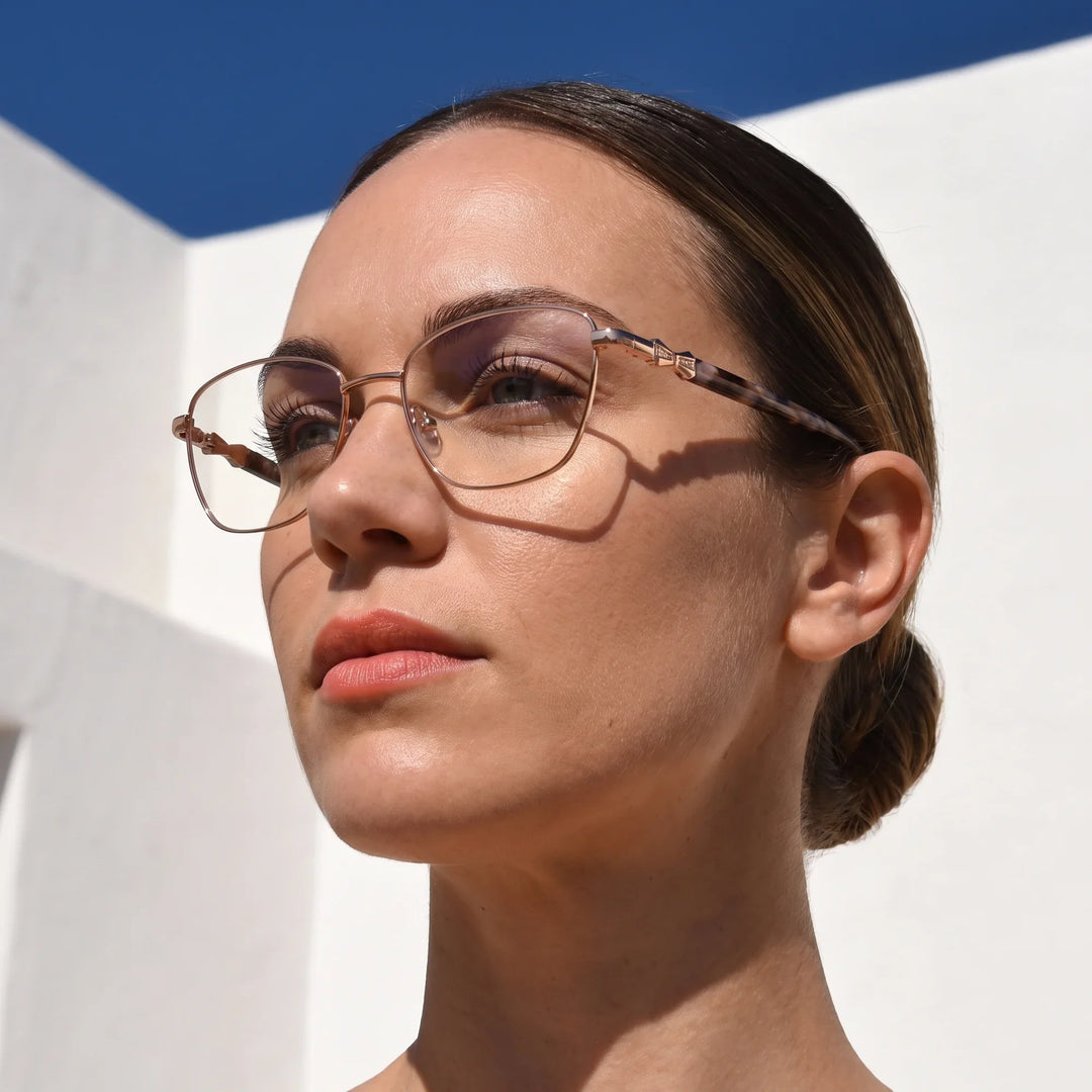 Anteojos Fiore 22115 en gold, en modelo – retrato de campaña, cal balear al sol y cielo azul profundo