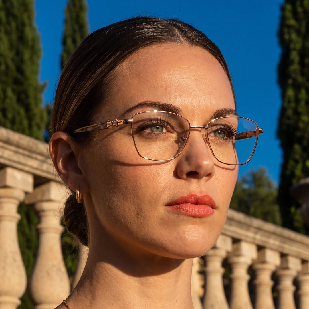 Anteojos Fiore 22115 en gold, en modelo – retrato de campaña, terraza de villa italiana a la hora dorada