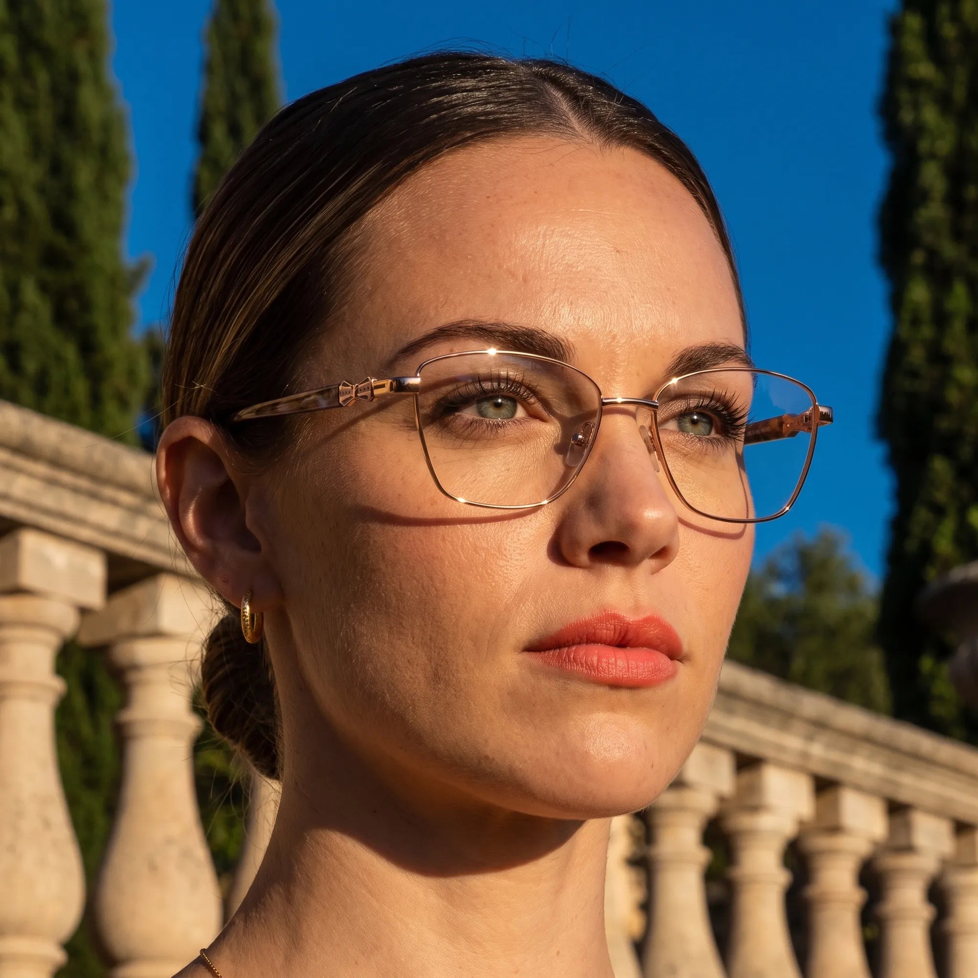 Anteojos Fiore 22115 en gold, en modelo – retrato de campaña, terraza de villa italiana a la hora dorada