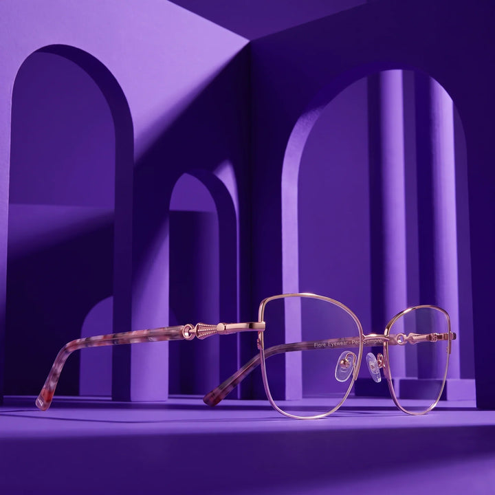 Anteojos Fiore 22117 en gold – displayed on a saturated color podium among arches