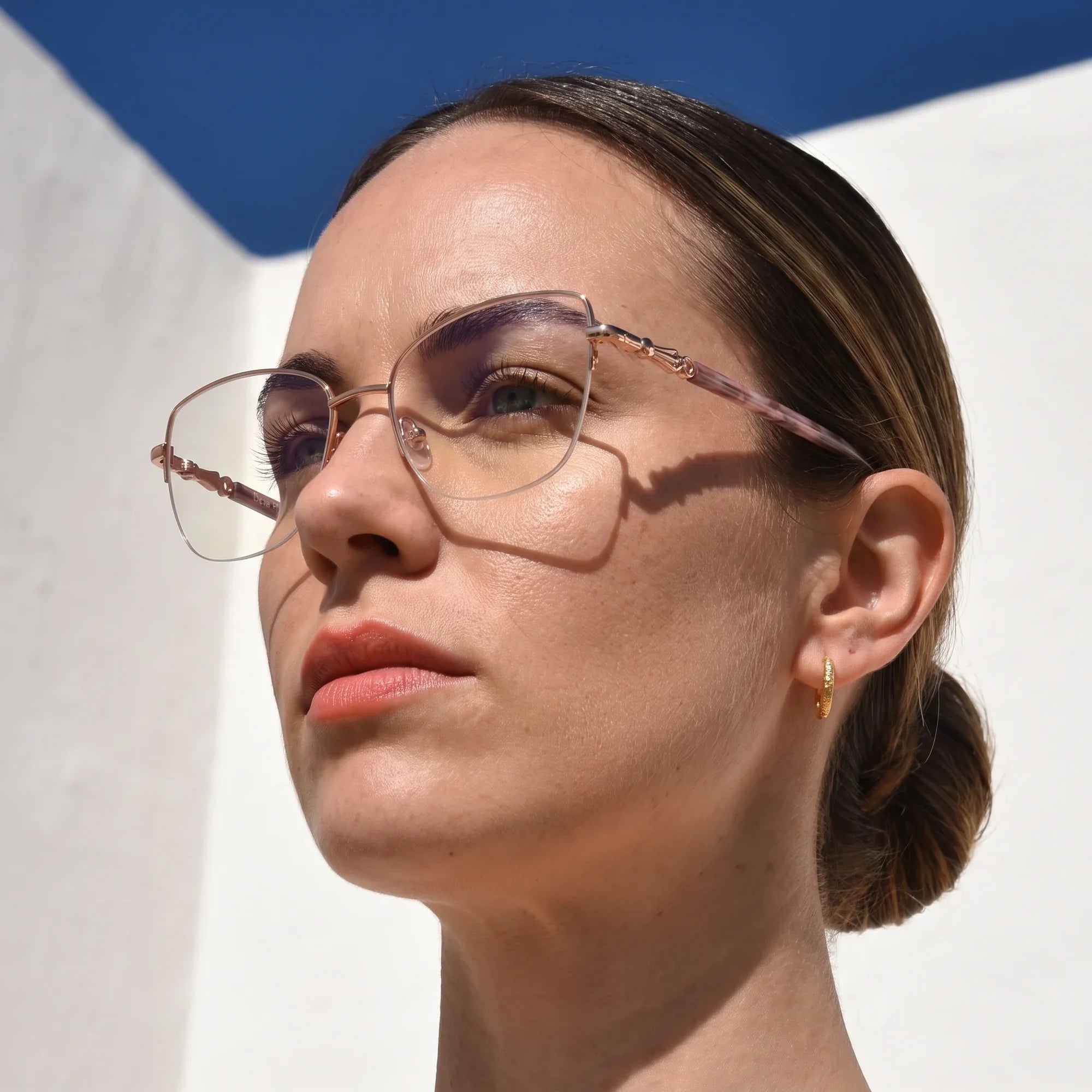 Anteojos Fiore 22117 en gold, en modelo – retrato de campaña, cal balear al sol y cielo azul profundo