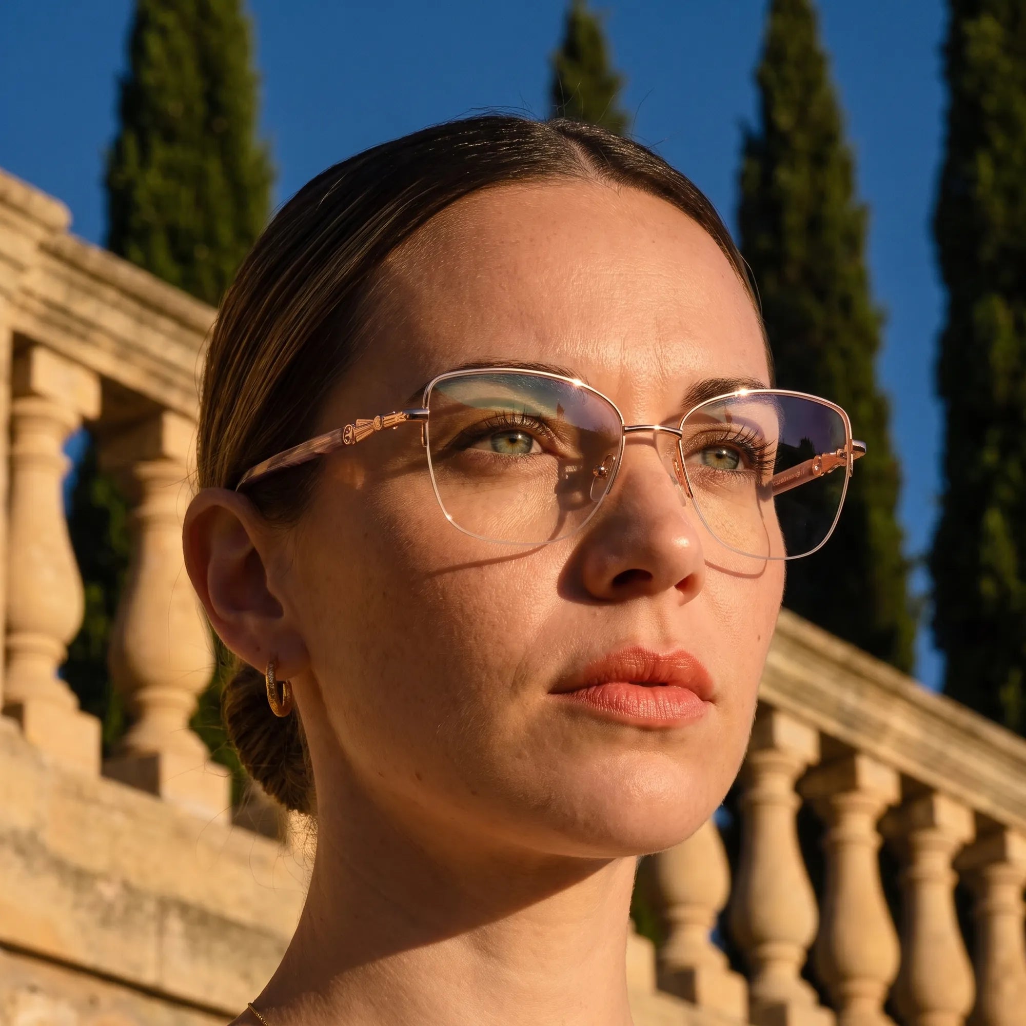 Anteojos Fiore 22117 en gold, en modelo – retrato de campaña, terraza de villa italiana a la hora dorada