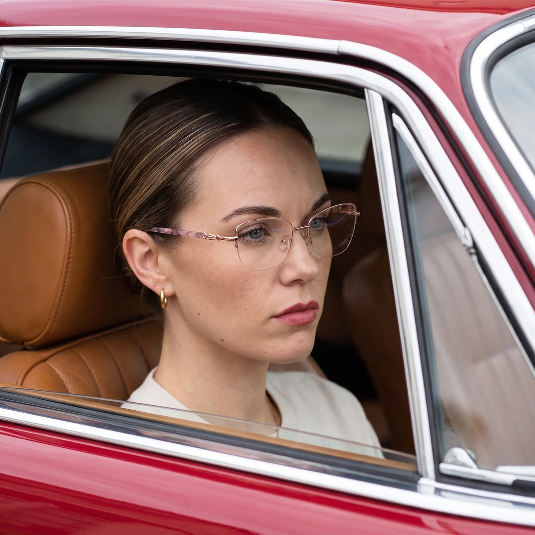 Anteojos Fiore 22117 en gold, en modelo – retrato de campaña, mirada a través de la ventana de un auto clásico rojo