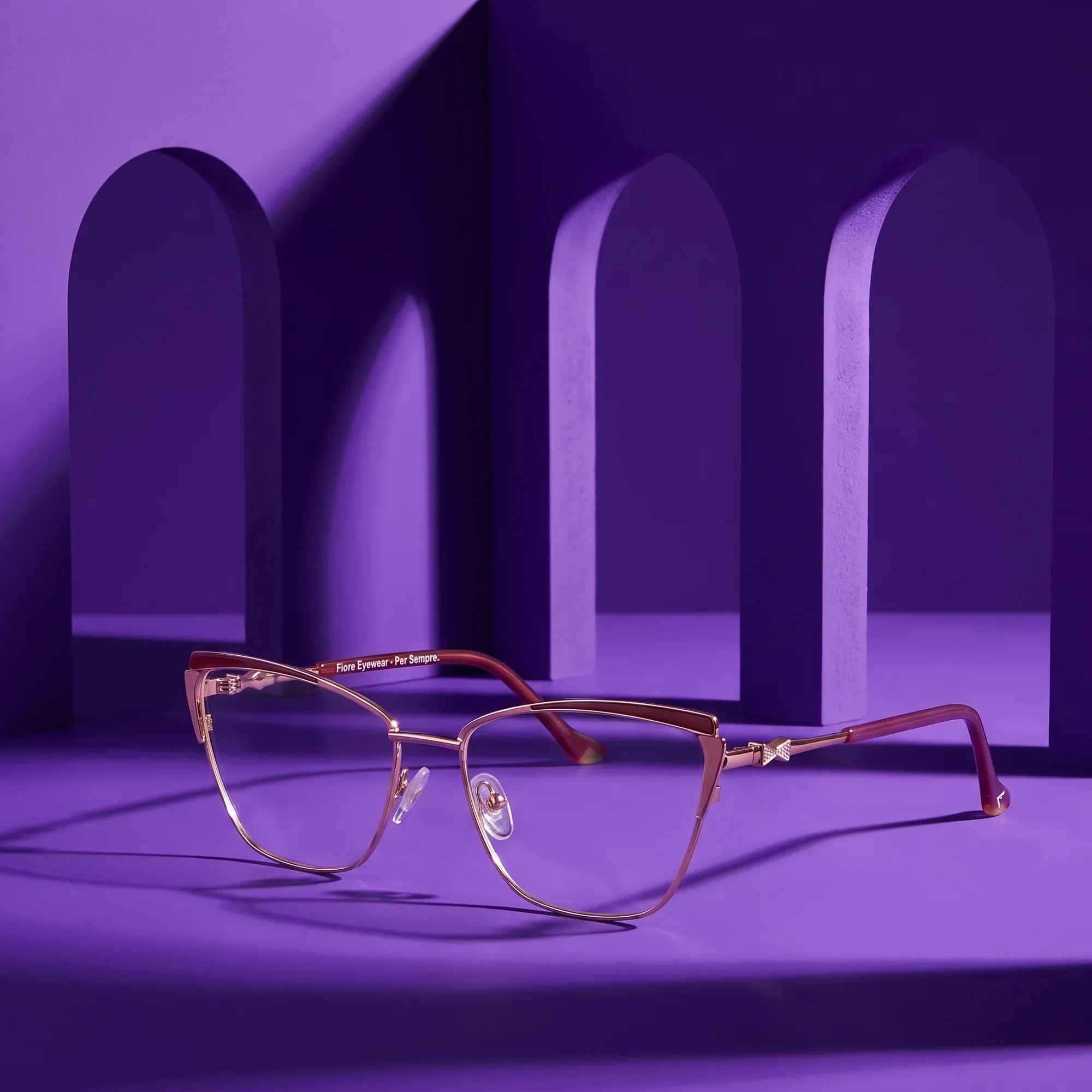 Anteojos Fiore 3837 en red gold – still life among monochrome violet arches