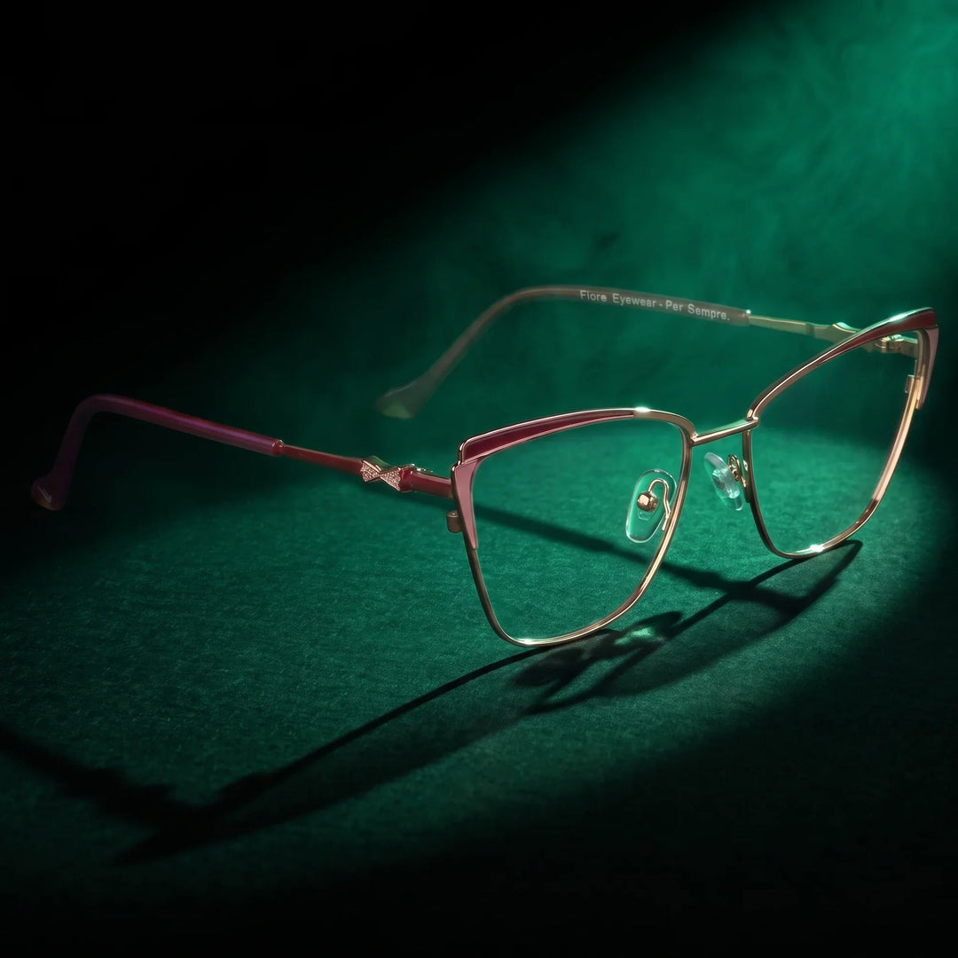 Anteojos Fiore 3837 en red gold – bajo un haz de luz teatral