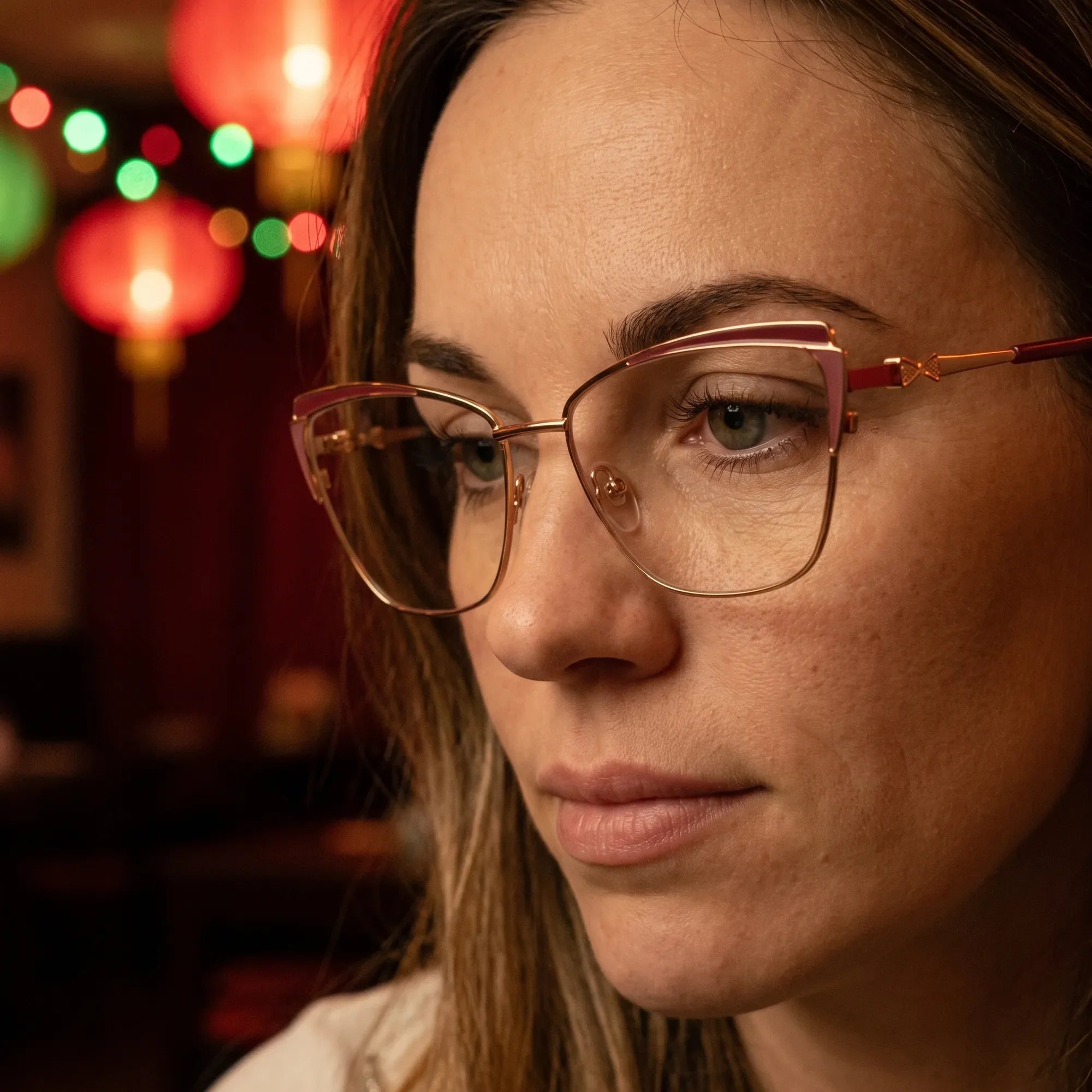 Anteojos Fiore 3837 en red gold, en modelo – retrato de campaña, candid portrait in neon-lit evening glow