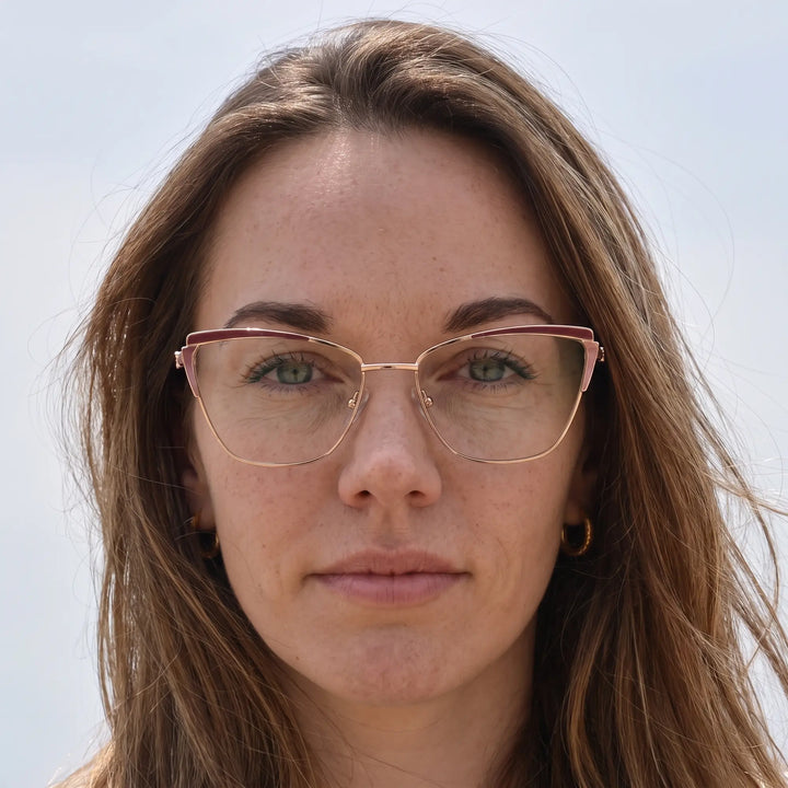 Anteojos Fiore 3837 en red gold, en modelo – retrato de campaña, floating together in milky summer water