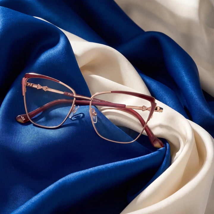 Anteojos Fiore 3837 en red gold – sobre seda cobalto y marfil drapeada