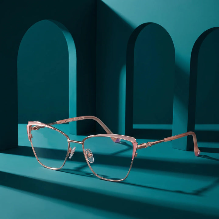 Anteojos Fiore 3837 en pink gold – still life among monochrome teal arches