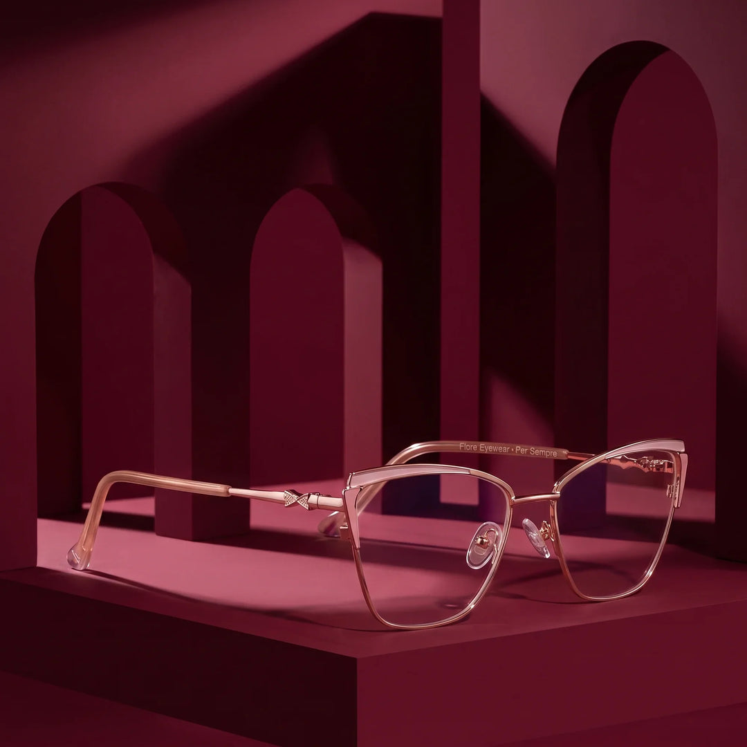 Anteojos Fiore 3837 en pink gold – displayed on a burgundy podium among arches