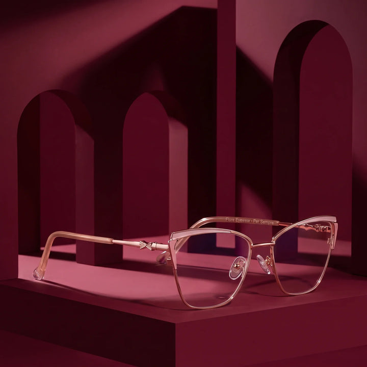 Anteojos Fiore 3837 en pink gold – displayed on a burgundy podium among arches