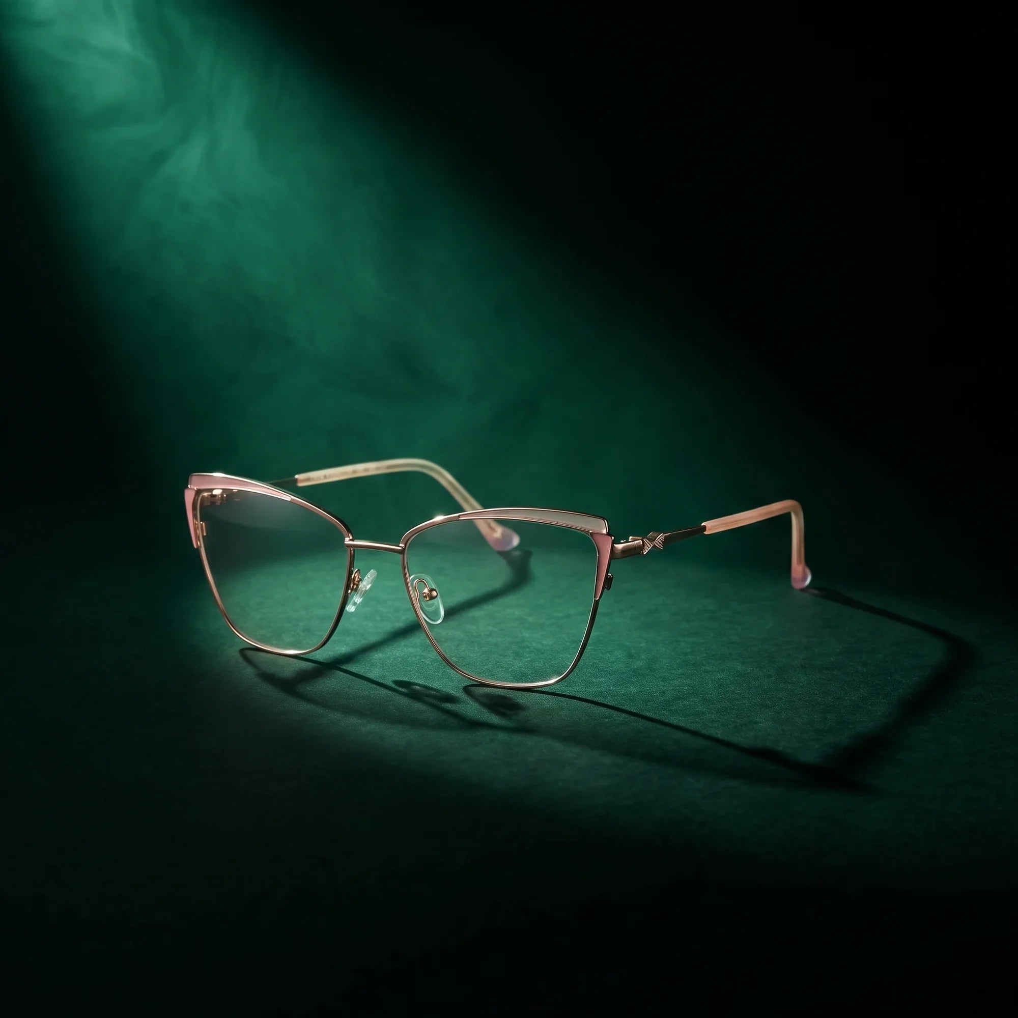 Anteojos Fiore 3837 en pink gold – bajo un haz de luz teatral