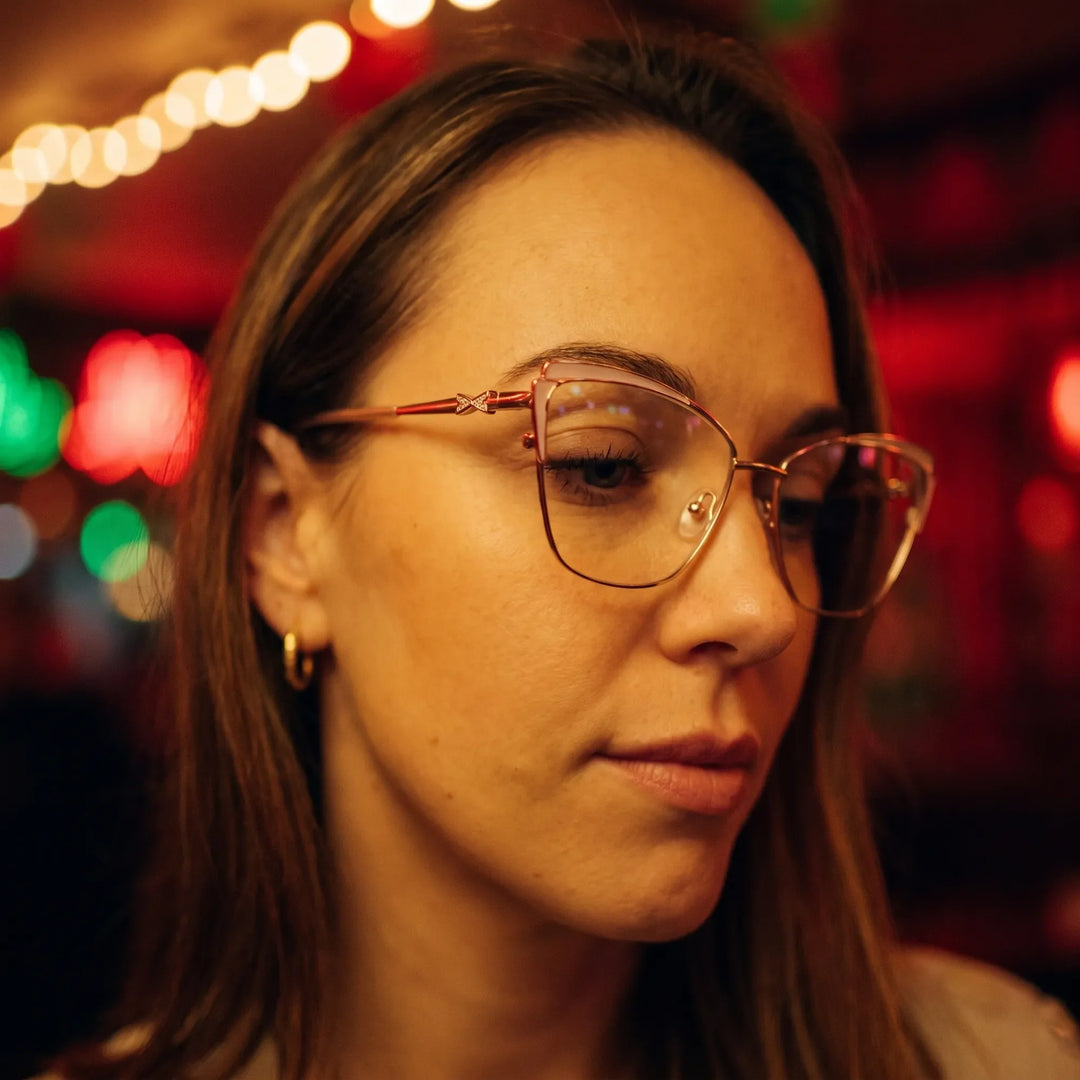 Anteojos Fiore 3837 en pink gold, en modelo – retrato de campaña, candid portrait in neon-lit evening glow