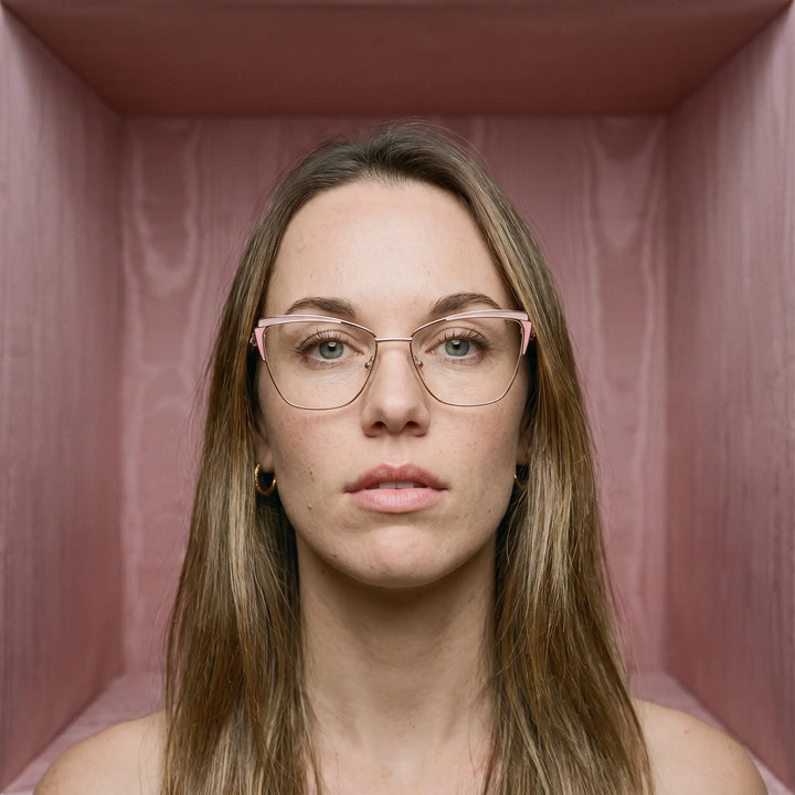 Anteojos Fiore 3837 en rosado dorado, en modelo – retrato de campaña, face framed by rose moire upholstery
