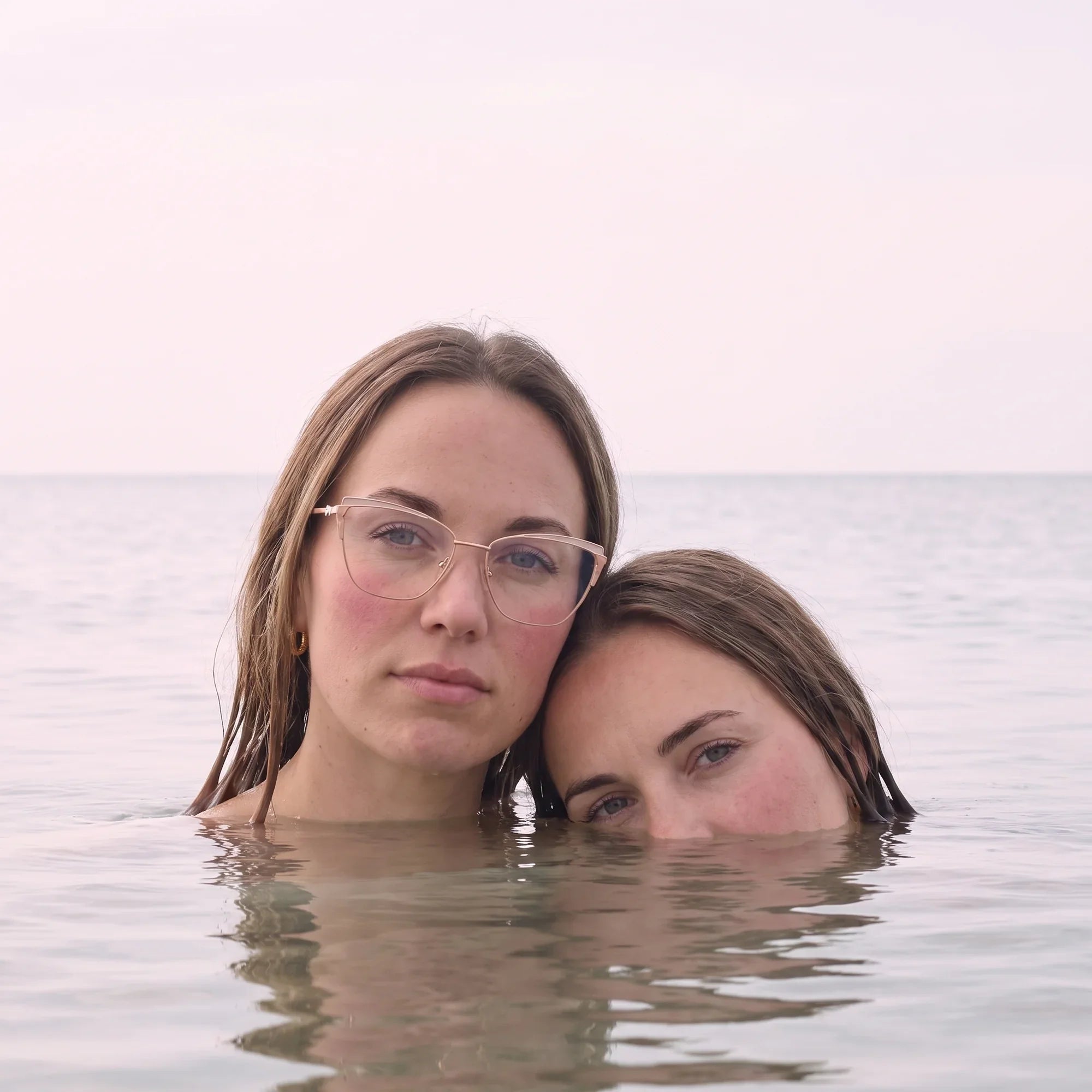 Anteojos Fiore 3837 en pink gold, en modelo – retrato de campaña, wet-hair portrait in a calm summer sea