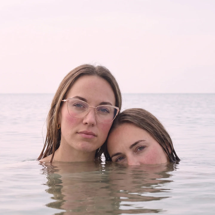 Anteojos Fiore 3837 en pink gold, en modelo – retrato de campaña, wet-hair portrait in a calm summer sea