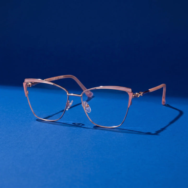 Anteojos Fiore 3837 en pink gold – bodegón sobre fondo cobalto de estudio