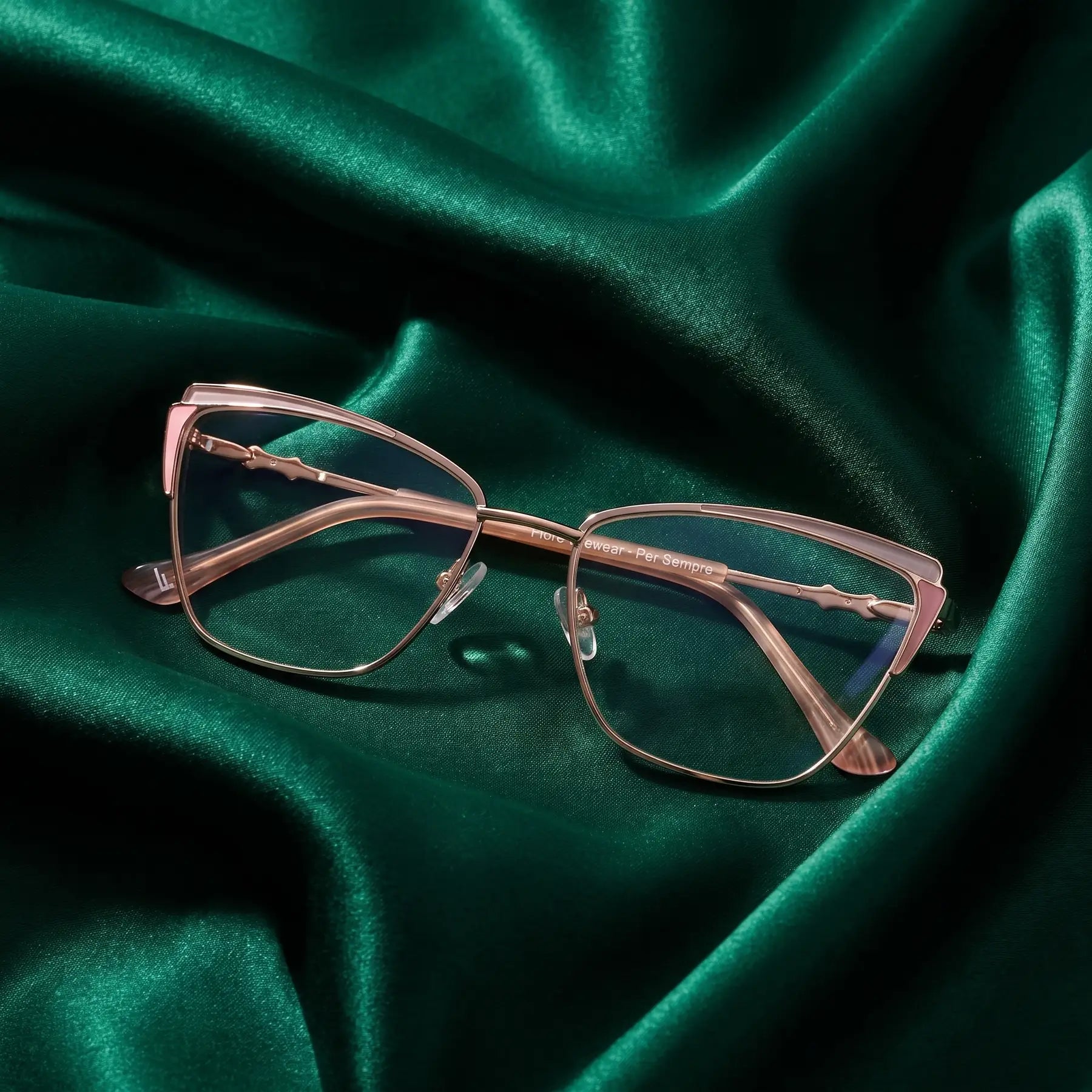 Anteojos Fiore 3837 en pink gold – envuelto en seda esmeralda fluida
