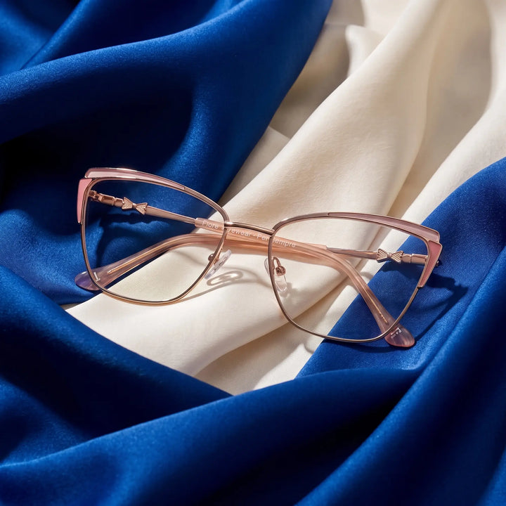 Anteojos Fiore 3837 en pink gold – sobre seda cobalto y marfil drapeada