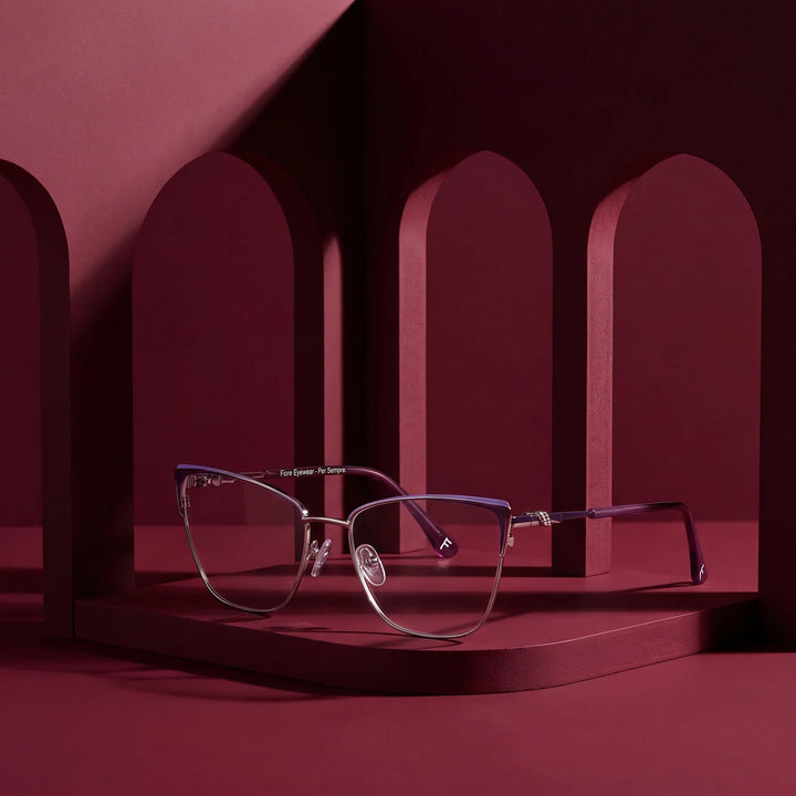 Anteojos Fiore 3839 en purple silver – still life among monochrome burgundy arches