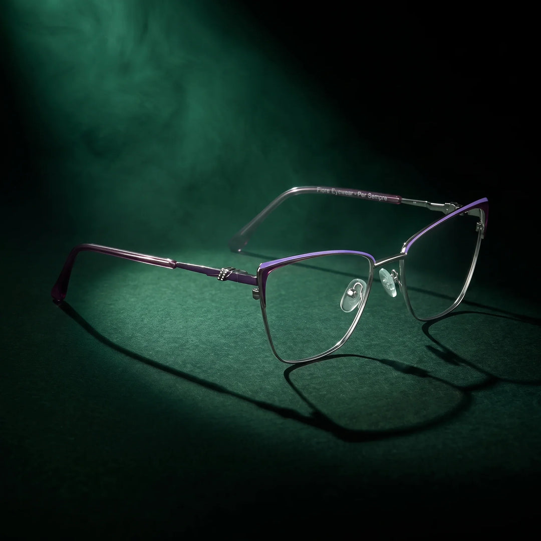 Anteojos Fiore 3839 en purple silver – bajo un haz de luz teatral
