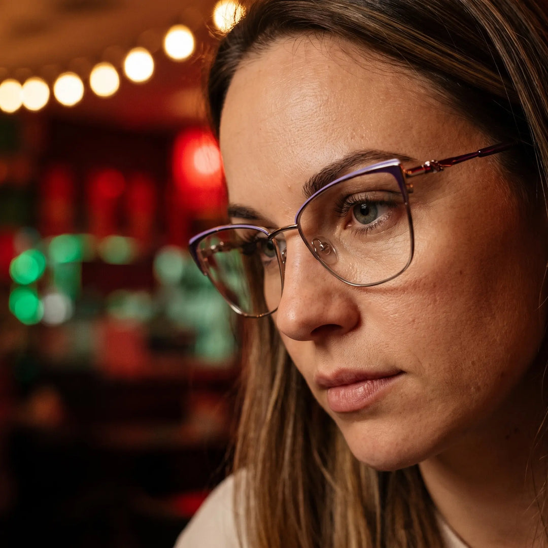 Anteojos Fiore 3839 en purple silver, en modelo – retrato de campaña, candid portrait in neon-lit evening glow