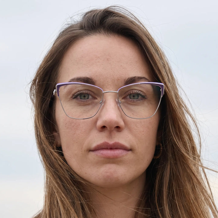Anteojos Fiore 3839 en purple silver, en modelo – retrato de campaña, floating together in milky summer water
