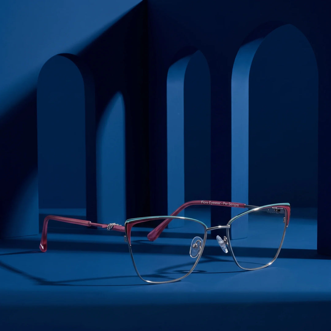 Anteojos Fiore 3839 en red gun – staged on a sculptural midnight blue architecture set
