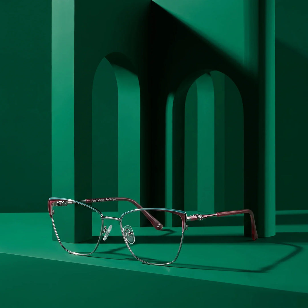 Anteojos Fiore 3839 en rojo gunmetal – displayed on a emerald podium among arches