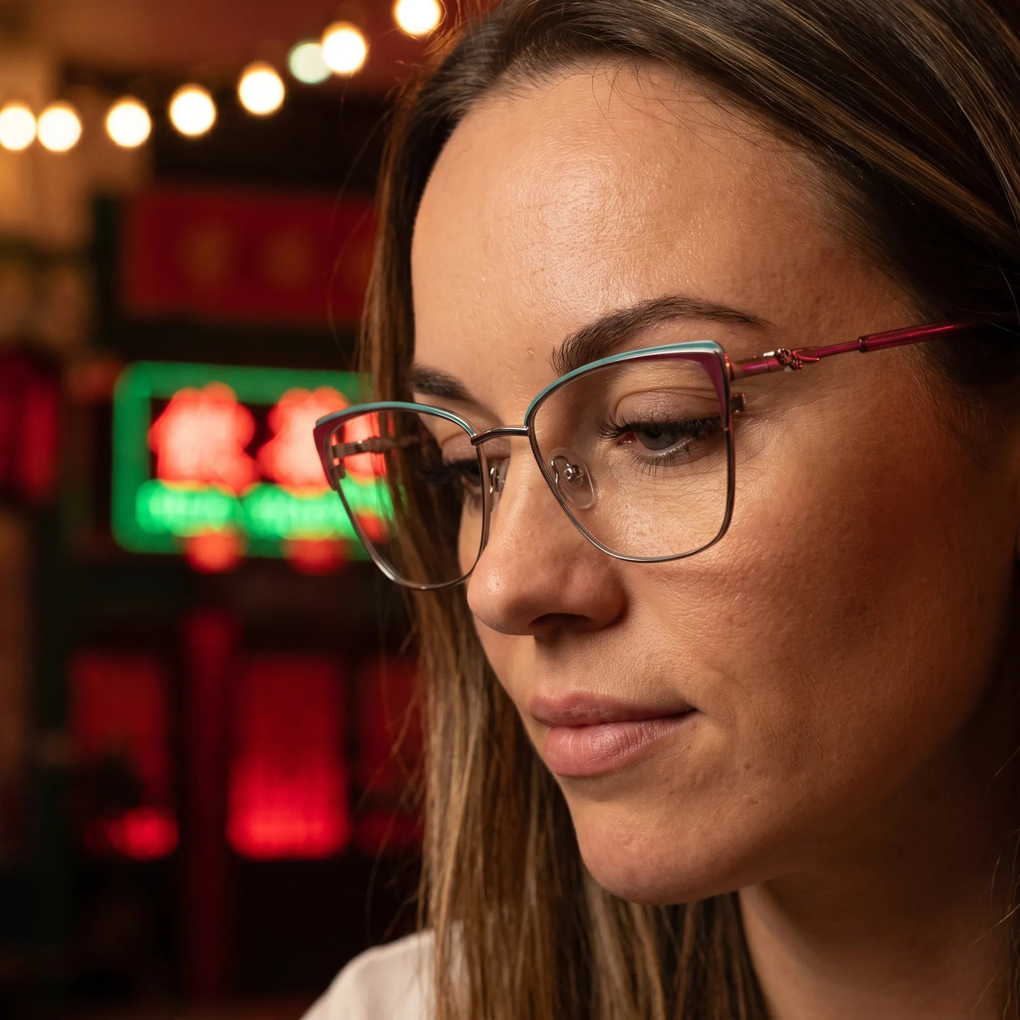 Anteojos Fiore 3839 en red gun, en modelo – retrato de campaña, candid portrait in neon-lit evening glow