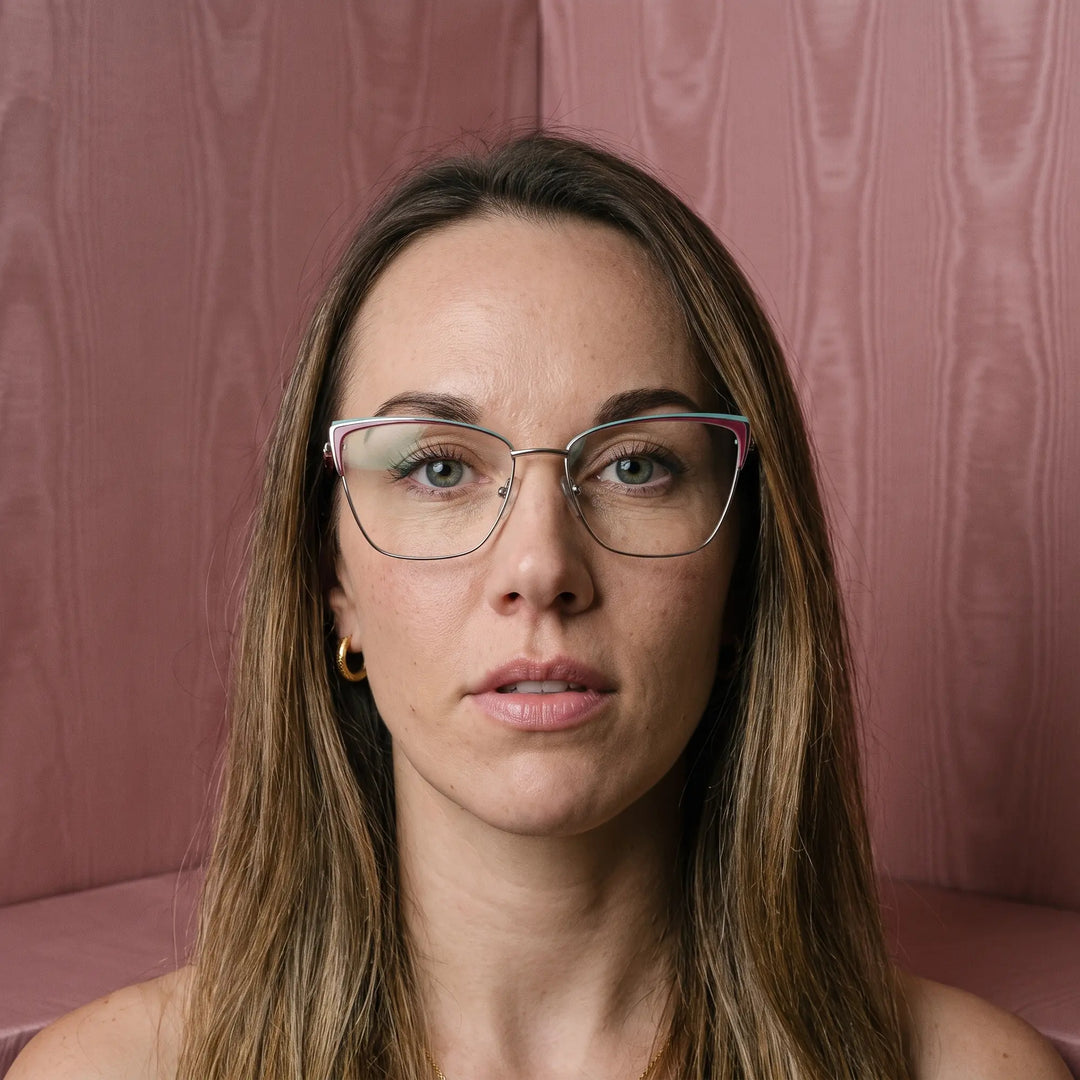 Anteojos Fiore 3839 en red gun, en modelo – retrato de campaña, face framed by rose moire upholstery