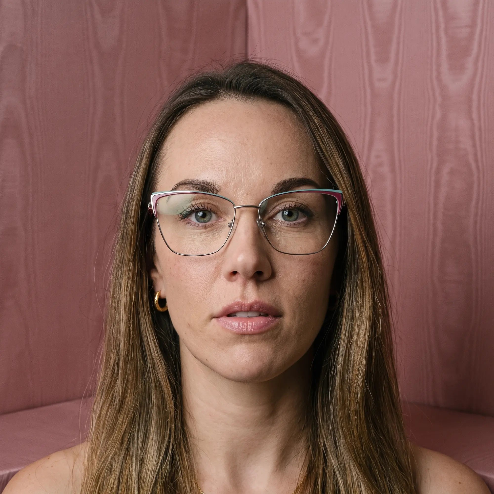 Anteojos Fiore 3839 en red gun, en modelo – retrato de campaña, face framed by rose moire upholstery