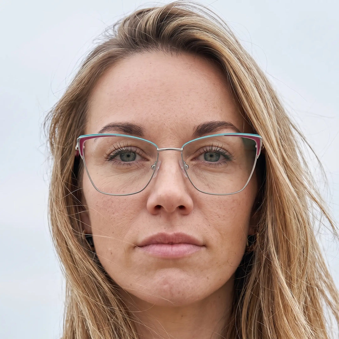 Anteojos Fiore 3839 en red gun, en modelo – retrato de campaña, floating together in milky summer water