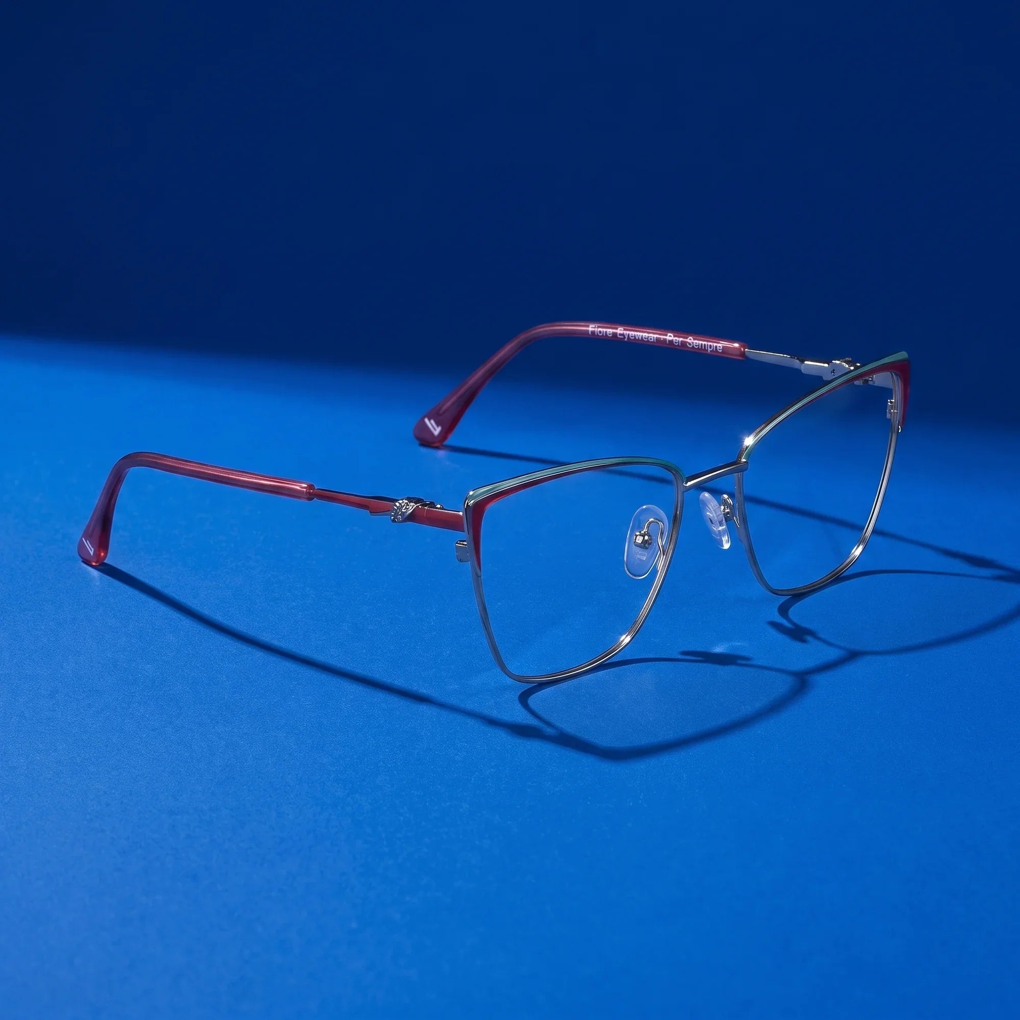 Anteojos Fiore 3839 en red gun – editorial still life on a saturated cobalt set