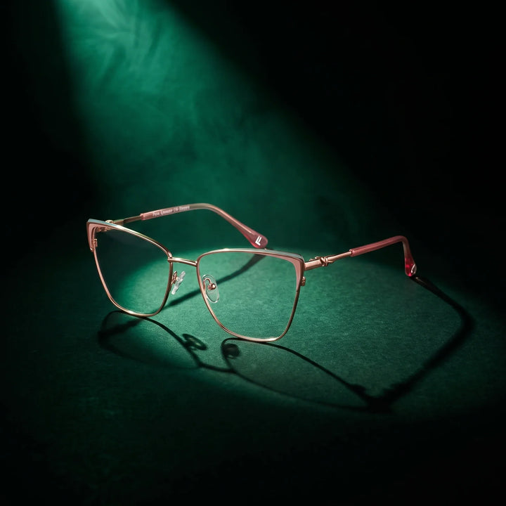 Anteojos Fiore 3839 en pink gold – bajo un haz de luz teatral
