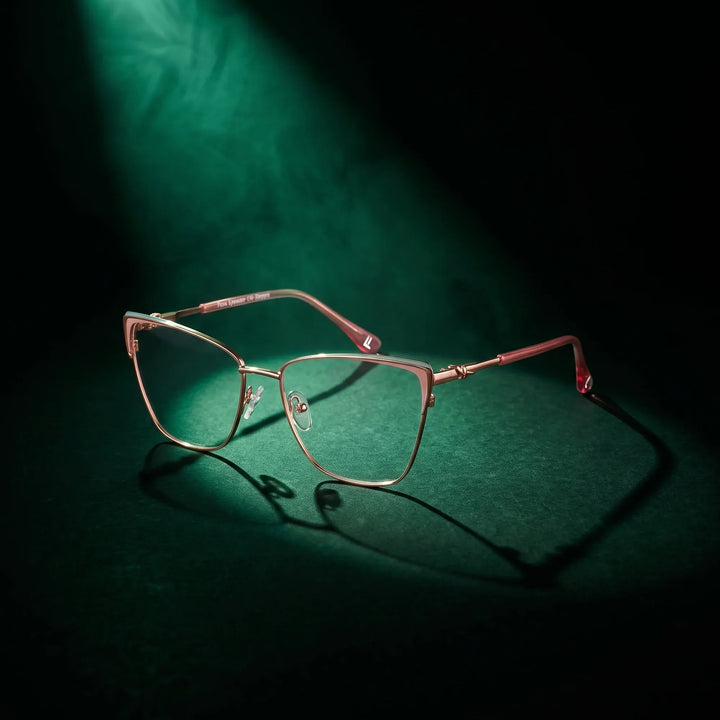 Anteojos Fiore 3839 en rosado dorado – bajo un haz de luz teatral