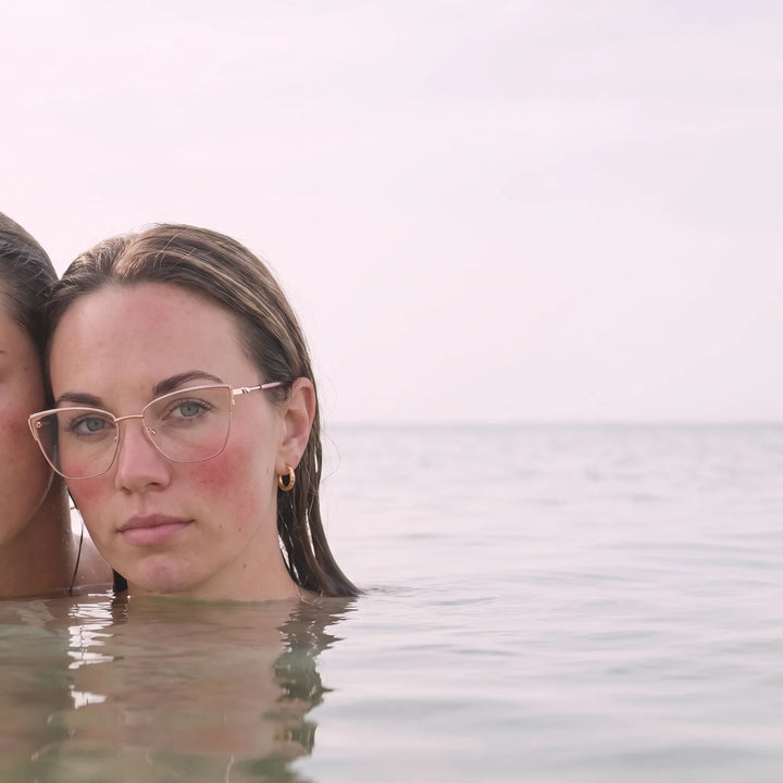 Anteojos Fiore 3839 en pink gold, en modelo – retrato de campaña, wet-hair portrait in a calm summer sea