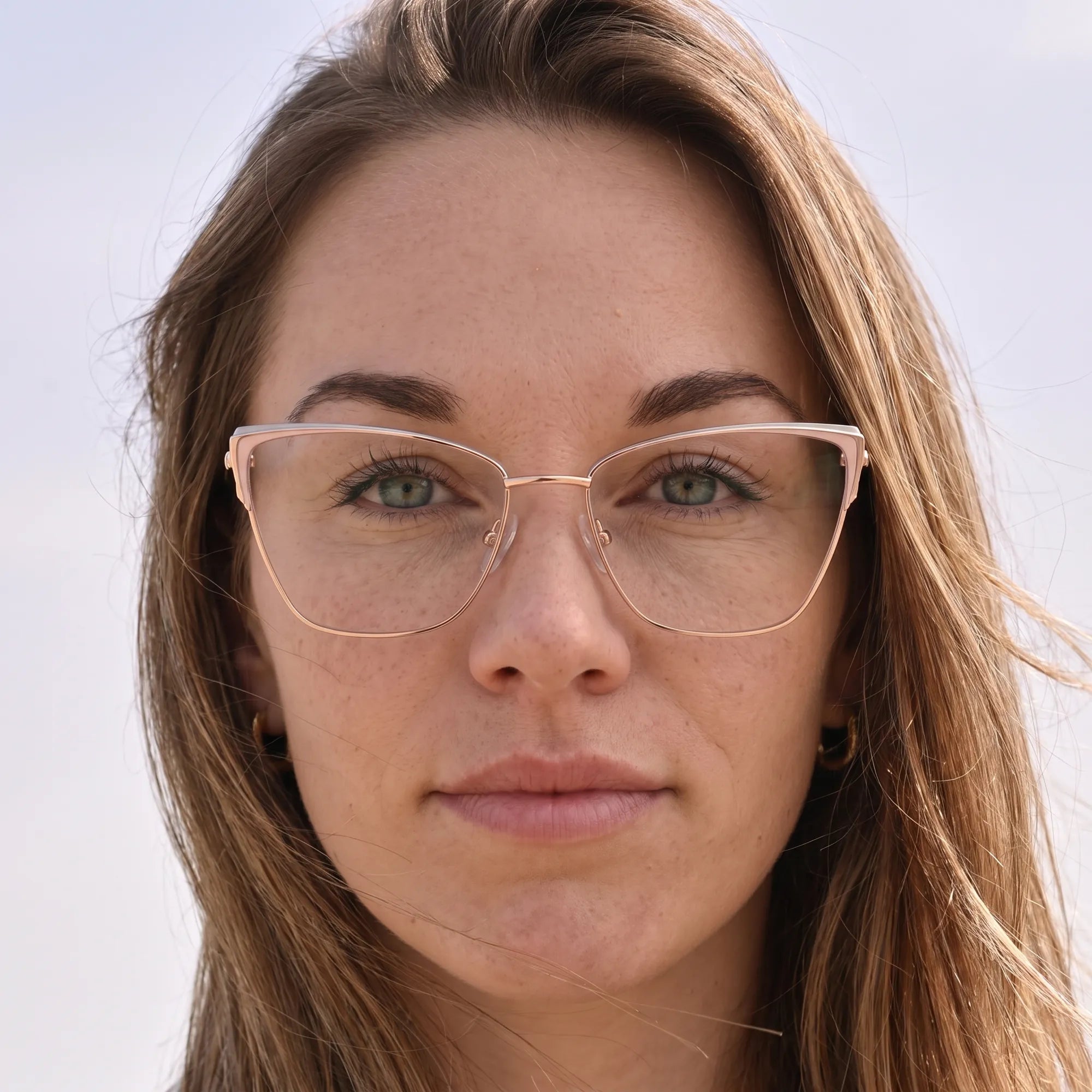 Anteojos Fiore 3839 en pink gold, en modelo – retrato de campaña, floating together in milky summer water