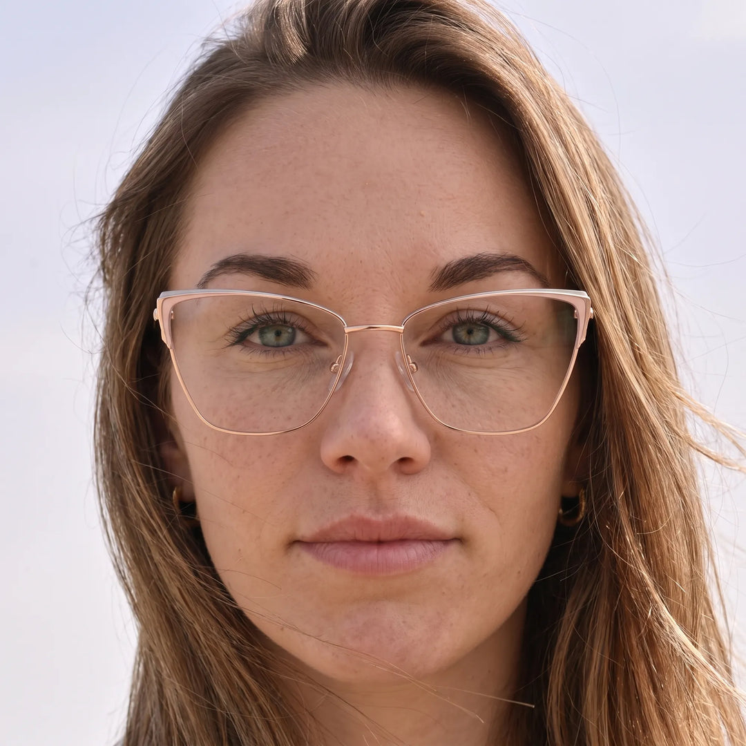 Anteojos Fiore 3839 en rosado dorado, en modelo – retrato de campaña, floating together in milky summer water