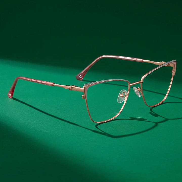 Anteojos Fiore 3839 en pink gold – bodegón editorial sobre un set esmeralda saturado