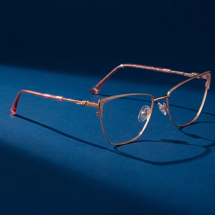 Anteojos Fiore 3839 en rosado dorado – hero still life against a deep midnight blue backdrop