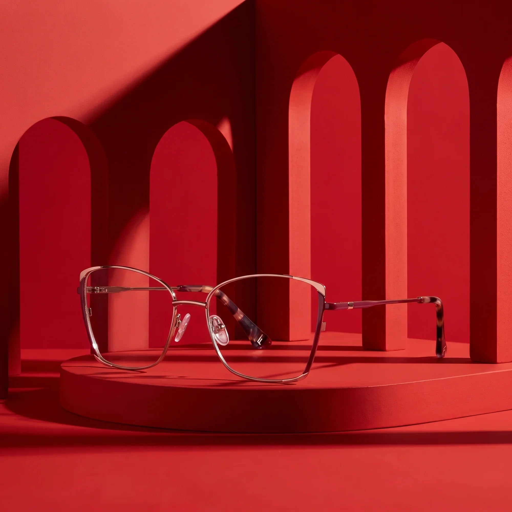 Anteojos Fiore 3916 en purple pink silver – staged on a sculptural vivid red architecture set