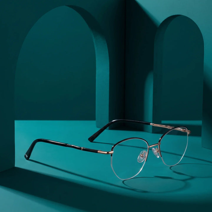 Anteojos Fiore 3921 en negro dorado – still life among monochrome teal arches