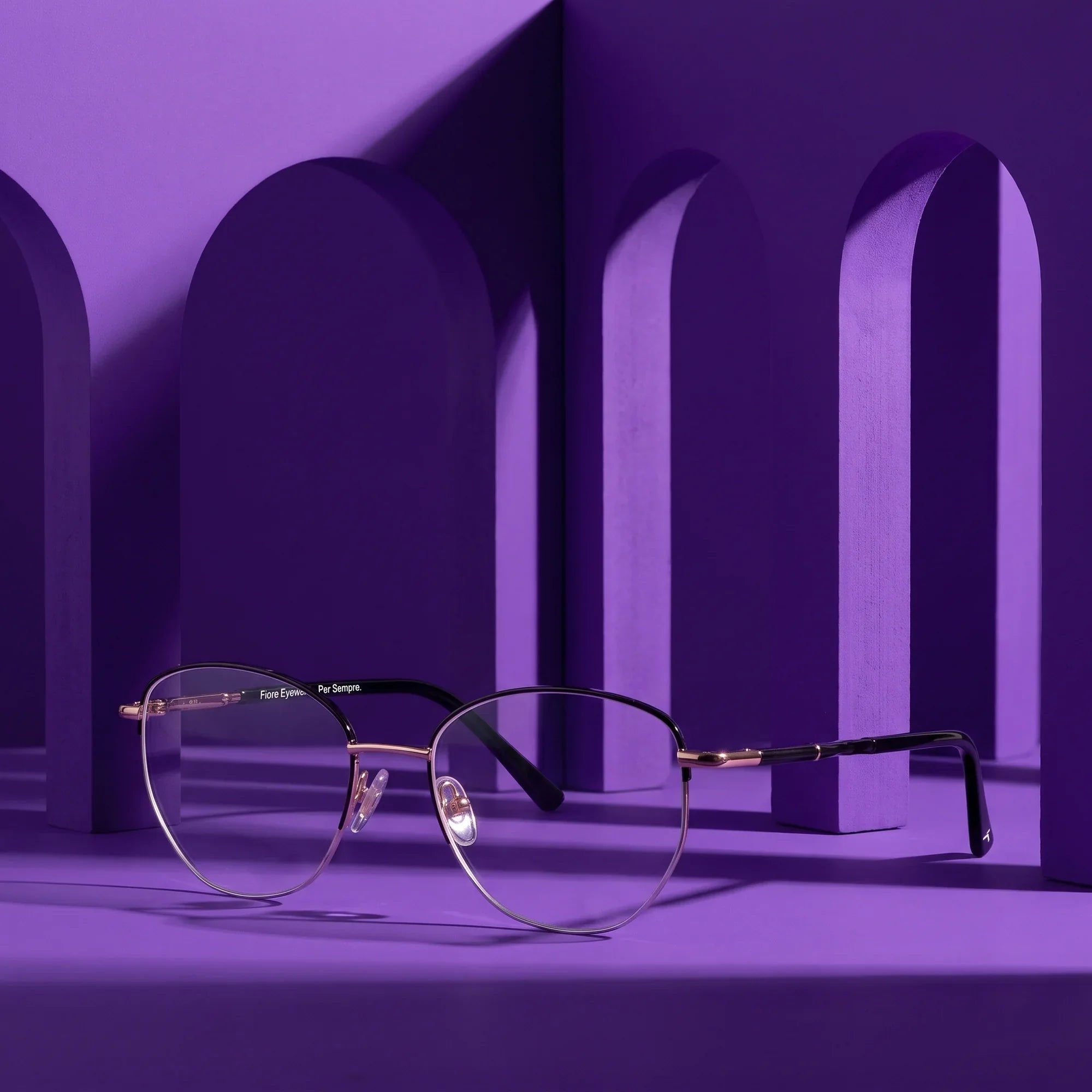 Anteojos Fiore 3921 en black gold – puesta en escena en un set arquitectónico violeta