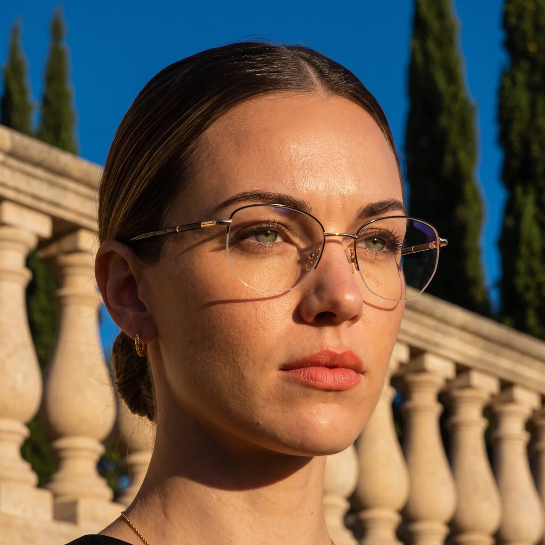 Anteojos Fiore 3921 en black gold, en modelo – retrato de campaña, terraza de villa italiana a la hora dorada