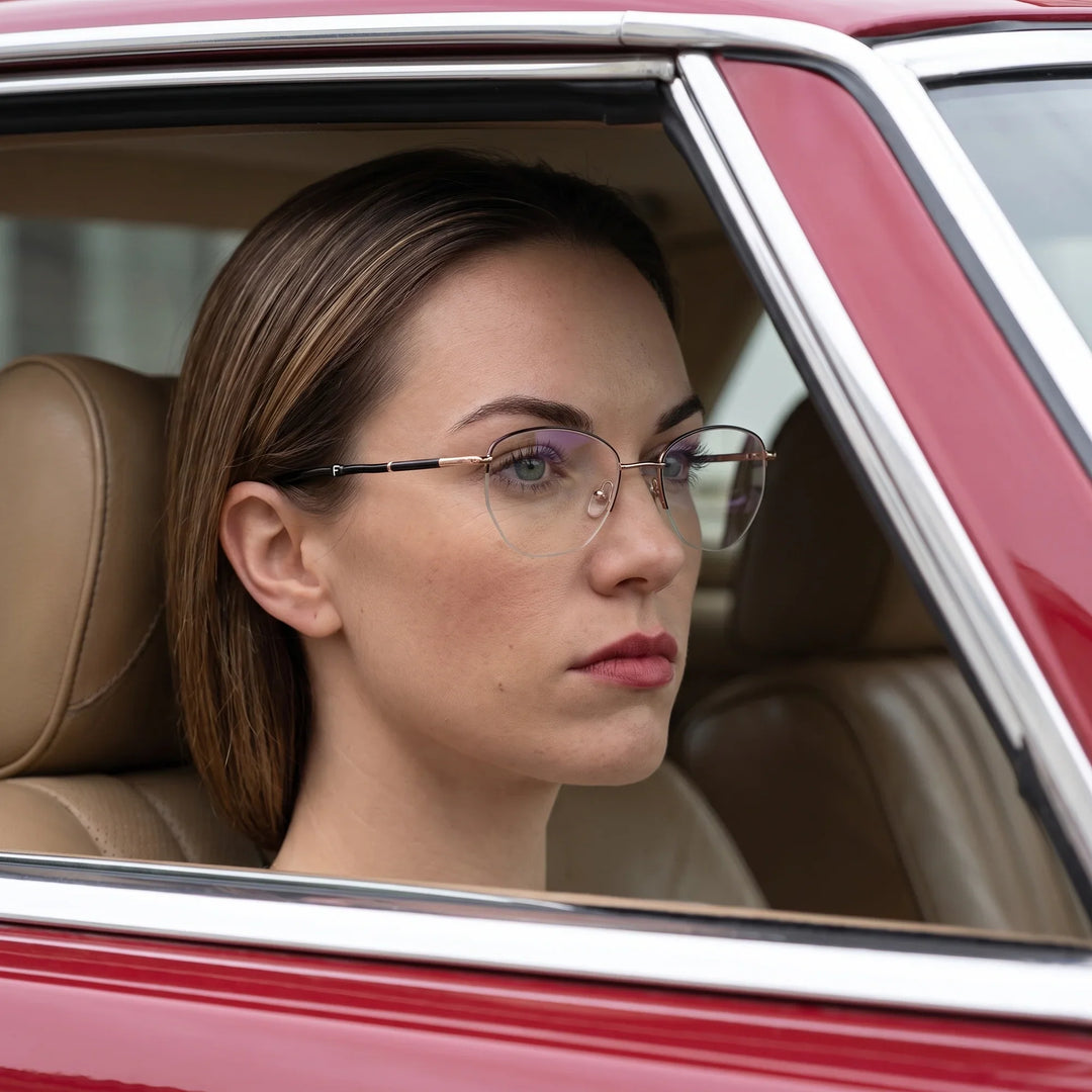 Anteojos Fiore 3921 en black gold, en modelo – retrato de campaña, mirada a través de la ventana de un auto clásico rojo
