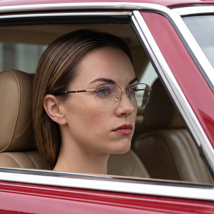 Anteojos Fiore 3921 en black gold, en modelo – retrato de campaña, mirada a través de la ventana de un auto clásico rojo
