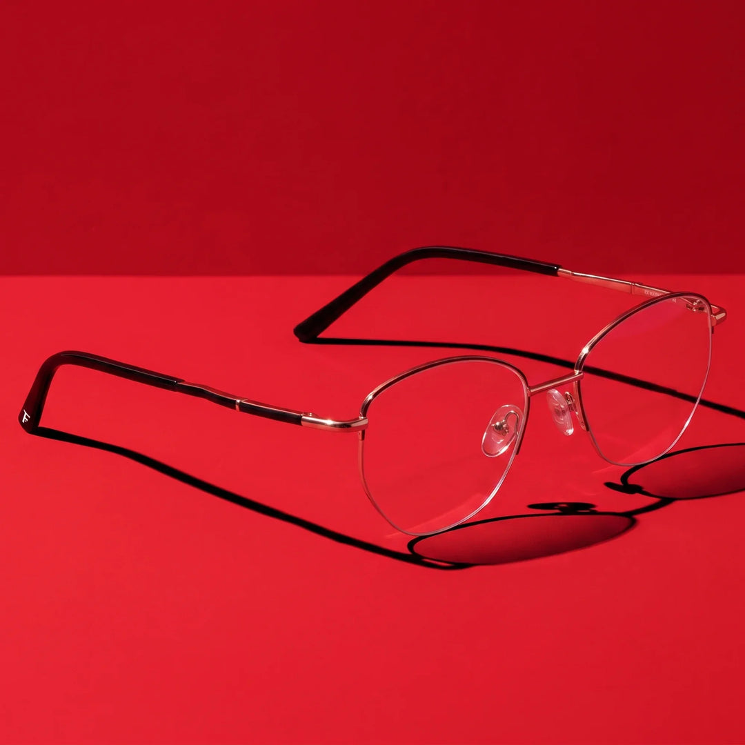 Anteojos Fiore 3921 en black gold – editorial still life on a saturated vivid red set