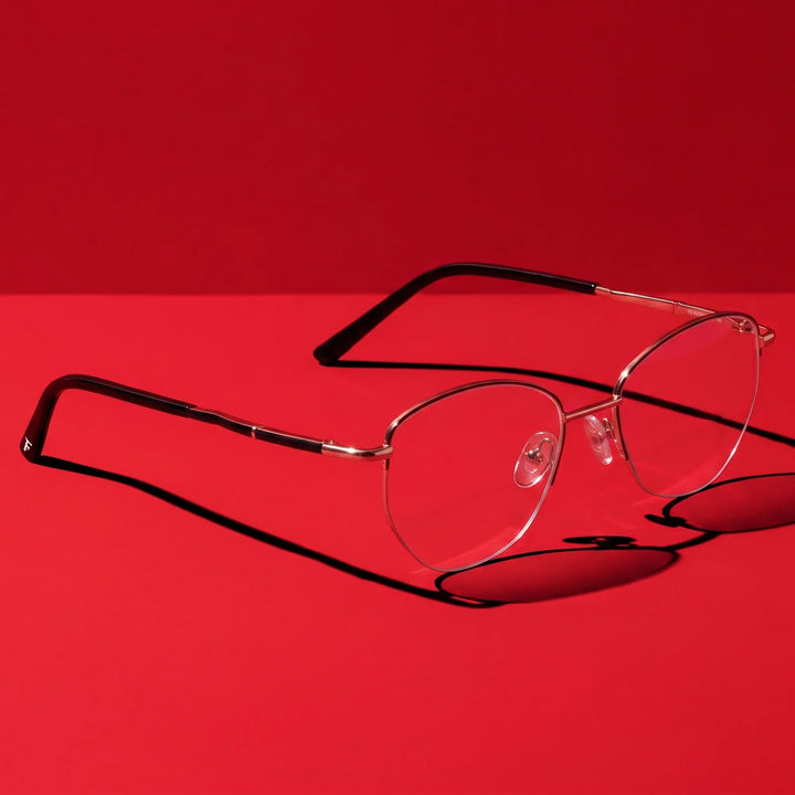 Anteojos Fiore 3921 en black gold – editorial still life on a saturated vivid red set